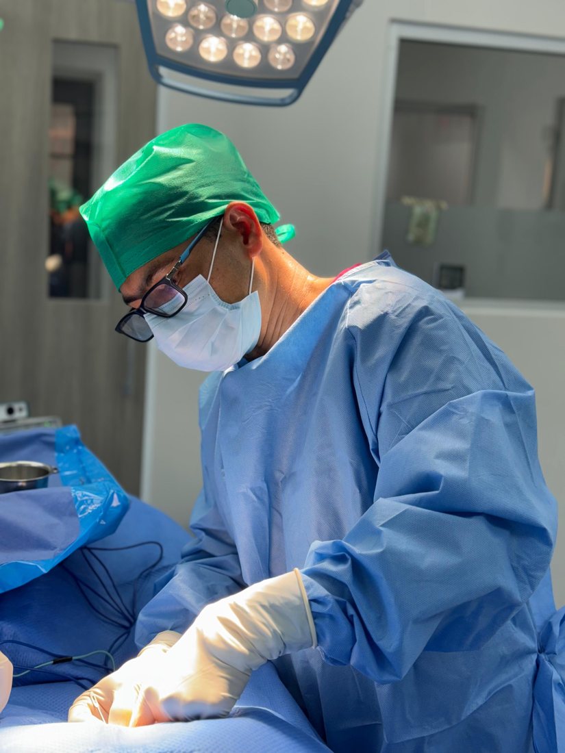 Dr. Francisco Raúl Fonseca González realizando cirugía colorrectal en Zapopan Jalisco