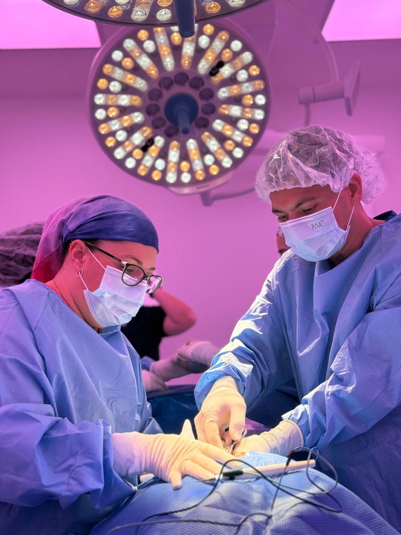 Equipo quirúrgico del Dr. Fonseca durante cirugía colorrectal en Zapopan
